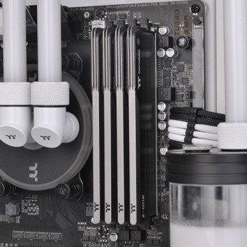 Оперативная память 8 Gb 3200 MHz Thermaltake TOUGHRAM Z-ONE Black (R010D408GX1-3200C16S)