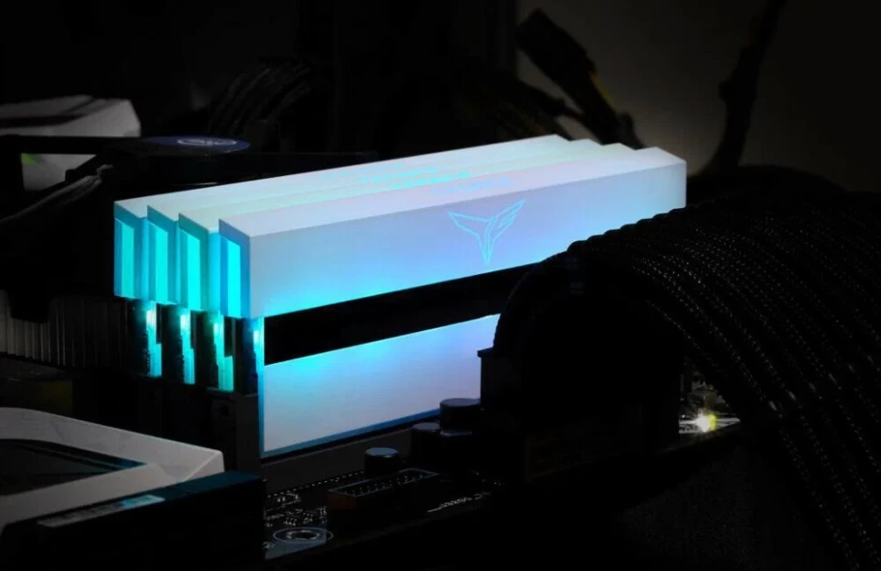 Оперативная память 32 Gb 3200 MHz Team Group T-FORCE XTREEM ARGB White (TF13D432G3200HC16CDC01)